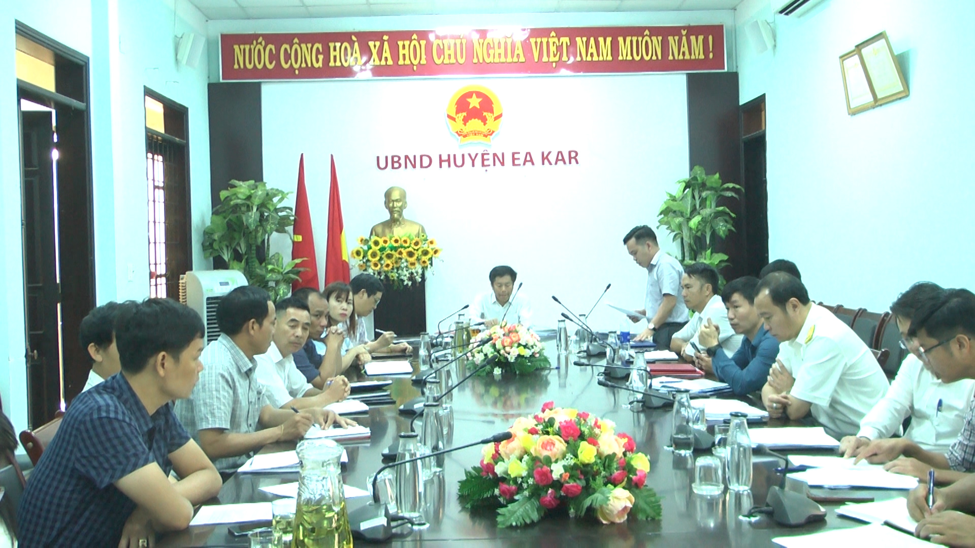 toàn cảnh họp ủy ban